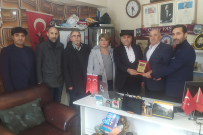 Oktay Yaşar’a teşekkür plaketi takdim ettiler