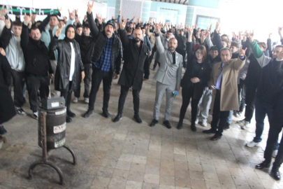ÜMİT ÖZDĞ’I KÖREZ’DE YÜZLERCE GENÇ KARŞILADI