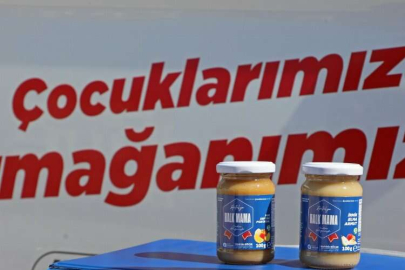 Çocuklar Halk Mama ile besleniyor