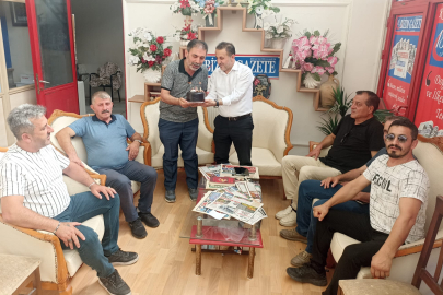 MHP’lilerden Mustafa Eranıl’a Sürpriz Doğum Günü Kutlaması