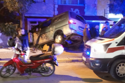 Virajı Alamayan Araç Eve Daldı: 1 Yaralı