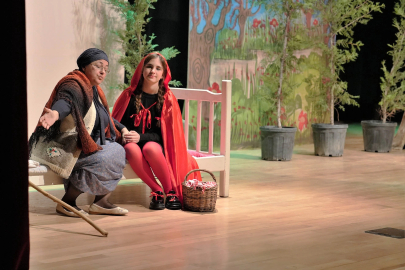 Ankara Keçiören'de 'Kırmızı Başlıklı Kız Müzikali'ne minik ilgisi