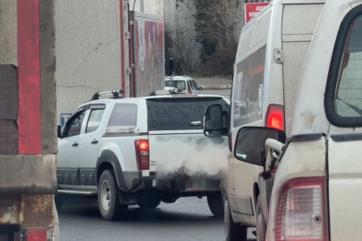 Düzce'de o kavşakta sıkça yaşanıyor: Sürücü trafiği kilitledi!