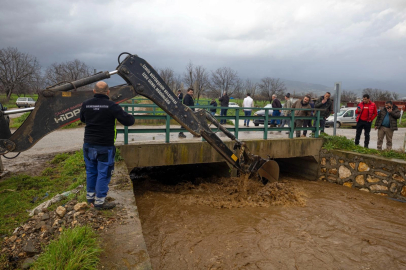 İzmir'de kuvvetli yağışlar sonrasında kırsalda yoğun müdahale
