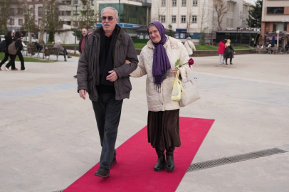 Düzce’de çiftlere özel kırmızı halı sürprizi