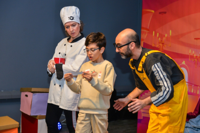 Bursa’da çocuklar “Kayıp Şapka Macerası” ile kahkahaya doydu