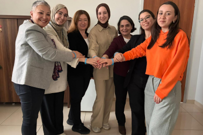 Otizm İçin Mavi Bilekliklerle Büyük Mesaj