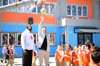 Şampiyon dev adamlar Çayırovalı ilkokul öğrencileriyle buluştu