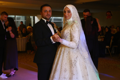 BEKİR SONTAY, KIZI EBRU'YU GÖRKEMLİ BİR DÜĞÜNLE EVLENDİRDİ
