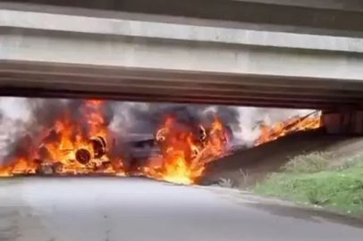 Anadolu Otoyolu’nda tır köprüden düştü! Sürücü son anda kurtuldu
