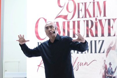 Sunay Akın, “Cumhuriyete Giden Yol” gösterisiyle İzmitlilerle buluştu